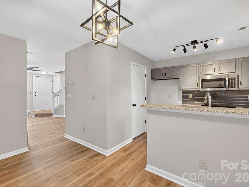 6407 Windsor Gate Lane, Charlotte, NC 28215.  MLS# CAR4404520, YatesRealty ID 37544. 