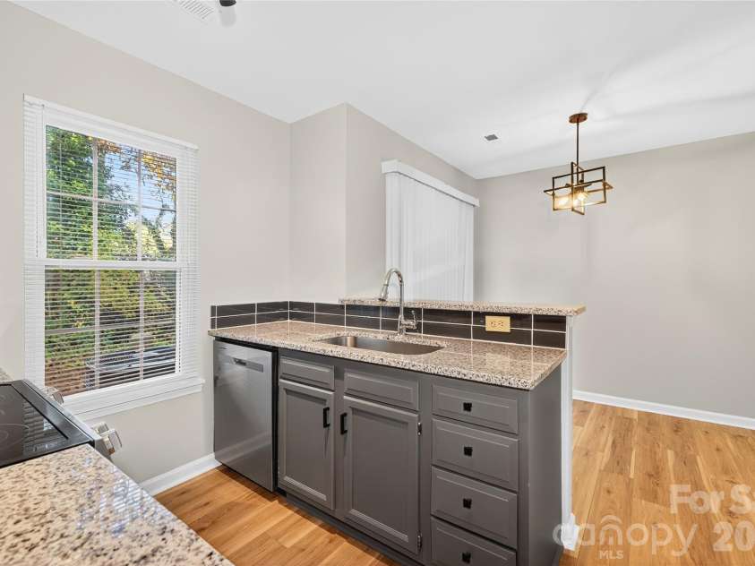 6407 Windsor Gate Lane, Charlotte, NC 28215.  MLS# CAR4404520, YatesRealty ID 37544. 