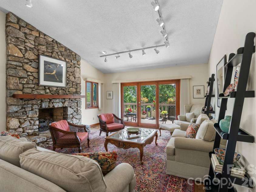 48 Stony Ridge, Asheville, NC 28804.  MLS# CAR4397346, YatesRealty ID 37545. 