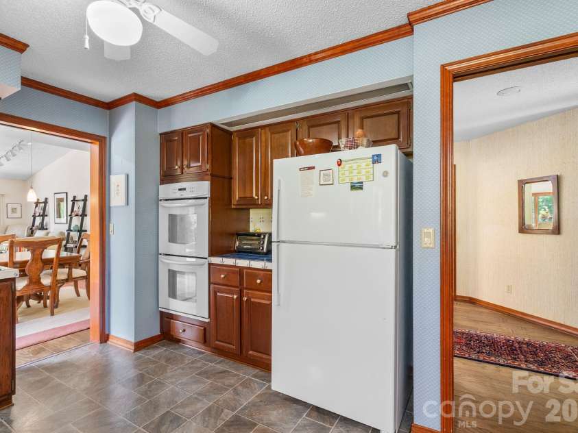 48 Stony Ridge, Asheville, NC 28804.  MLS# CAR4397346, YatesRealty ID 37545. 