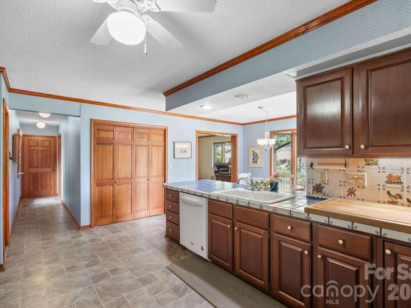 48 Stony Ridge, Asheville, NC 28804.  MLS# CAR4397346, YatesRealty ID 37545. 