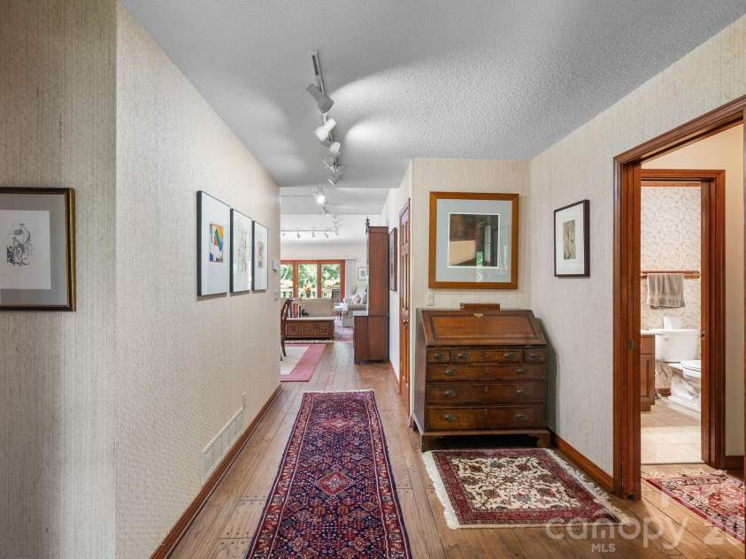 48 Stony Ridge, Asheville, NC 28804.  MLS# CAR4397346, YatesRealty ID 37545. A spacious foyer greets you.