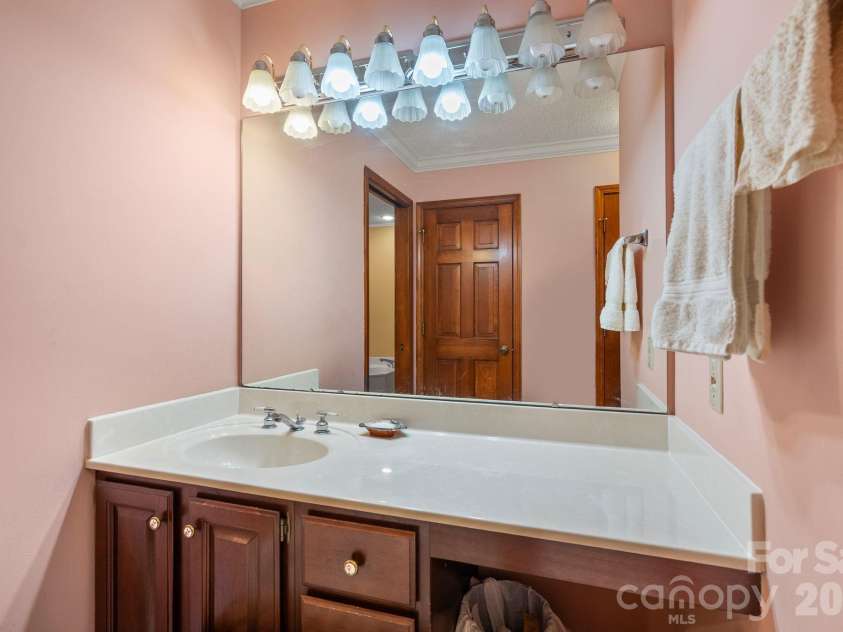 48 Stony Ridge, Asheville, NC 28804.  MLS# CAR4397346, YatesRealty ID 37545. Dressing area in the primary suite.