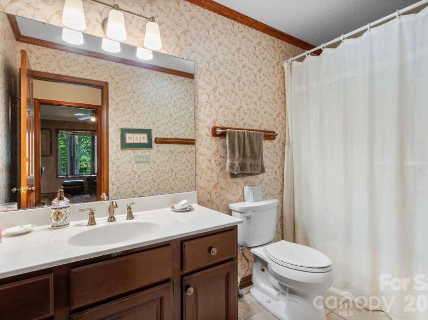 48 Stony Ridge, Asheville, NC 28804.  MLS# CAR4397346, YatesRealty ID 37545. Second full bath