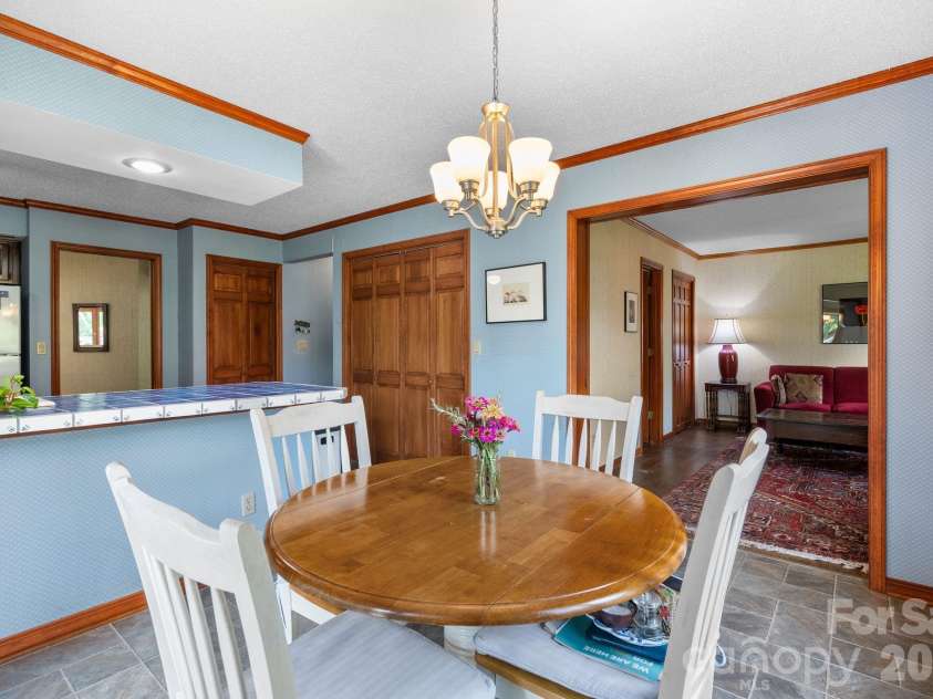 48 Stony Ridge, Asheville, NC 28804.  MLS# CAR4397346, YatesRealty ID 37545. The bright eat-in kitchen is spacious.