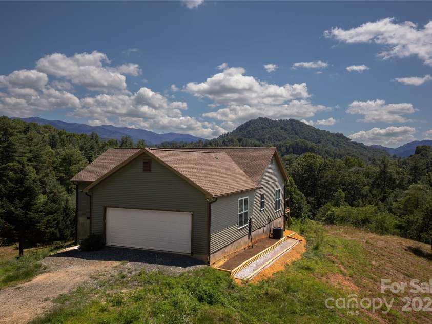 71 Banks Creek Road, Burnsville, NC 28714.  MLS# CAR4287171, YatesRealty ID 3755. 