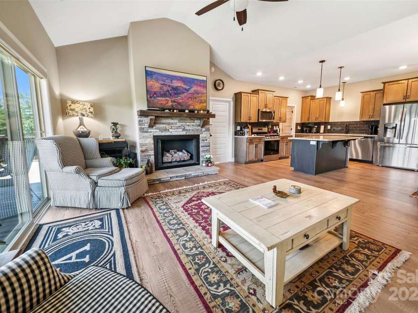 71 Banks Creek Road, Burnsville, NC 28714.  MLS# CAR4287171, YatesRealty ID 3755. 