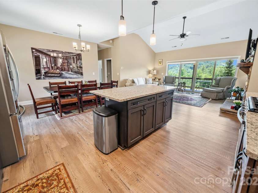 71 Banks Creek Road, Burnsville, NC 28714.  MLS# CAR4287171, YatesRealty ID 3755. 