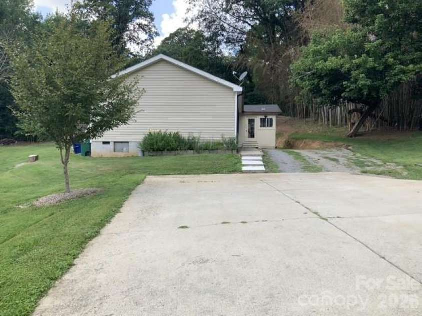 129 Concord Road, Asheville, NC 28803.  MLS# CAR4404084, YatesRealty ID 37552. 