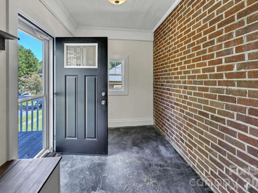 10 Enka Oak Street, Candler, NC 28715.  MLS# CAR4398797, YatesRealty ID 37561. 