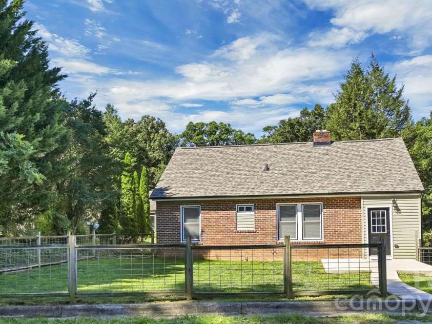 10 Enka Oak Street, Candler, NC 28715.  MLS# CAR4398797, YatesRealty ID 37561. 