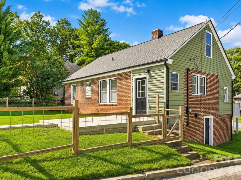 10 Enka Oak Street, Candler, NC 28715.  MLS# CAR4398797, YatesRealty ID 37561. 