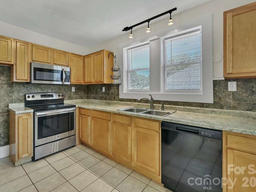 10 Enka Oak Street, Candler, NC 28715.  MLS# CAR4398797, YatesRealty ID 37561. Kitchen