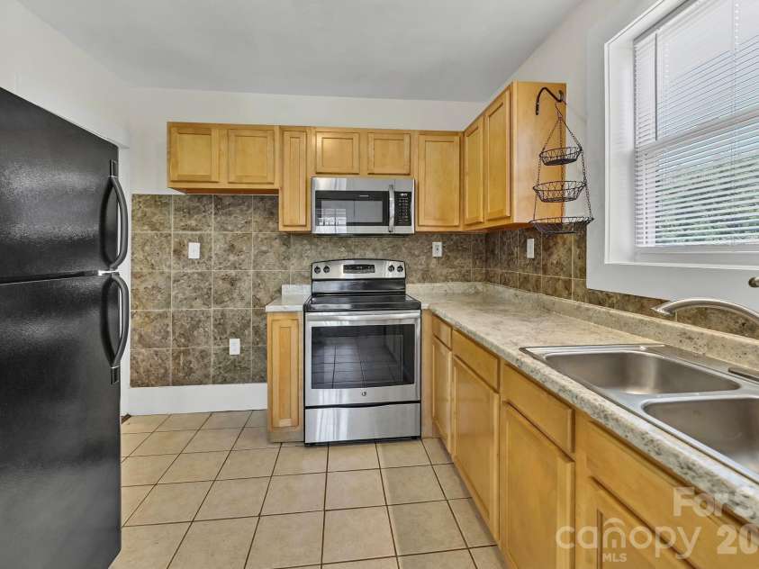 10 Enka Oak Street, Candler, NC 28715.  MLS# CAR4398797, YatesRealty ID 37561. Kitchen