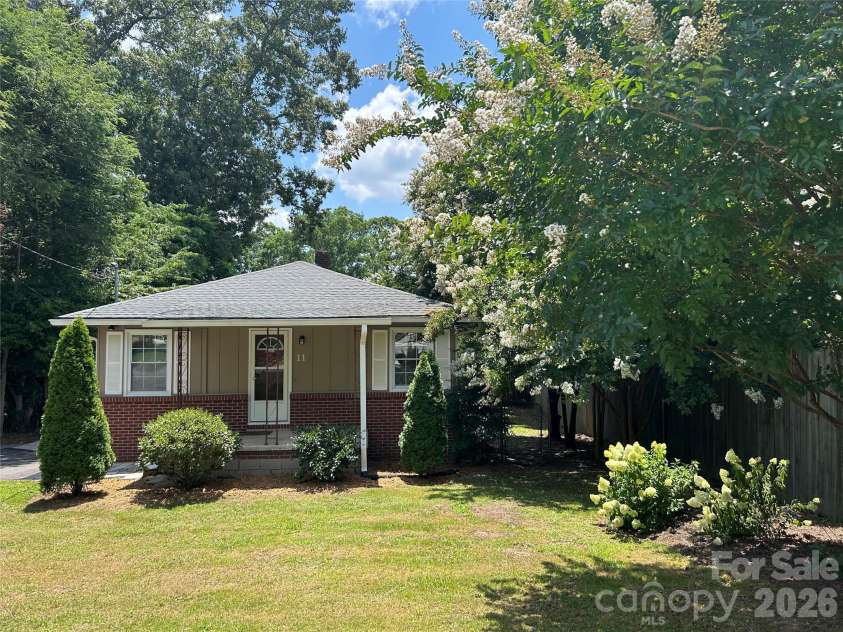 11 Mountain Road, Hendersonville, NC 28791.  MLS# CAR4400535, YatesRealty ID 37562. 