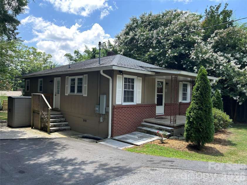 11 Mountain Road, Hendersonville, NC 28791.  MLS# CAR4400535, YatesRealty ID 37562. 