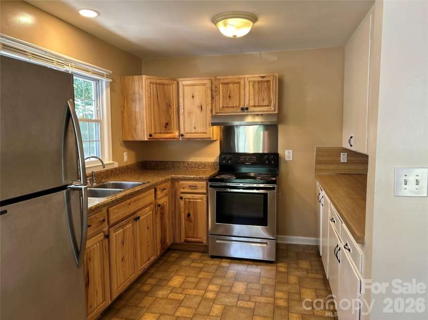 11 Mountain Road, Hendersonville, NC 28791.  MLS# CAR4400535, YatesRealty ID 37562. Kitchen