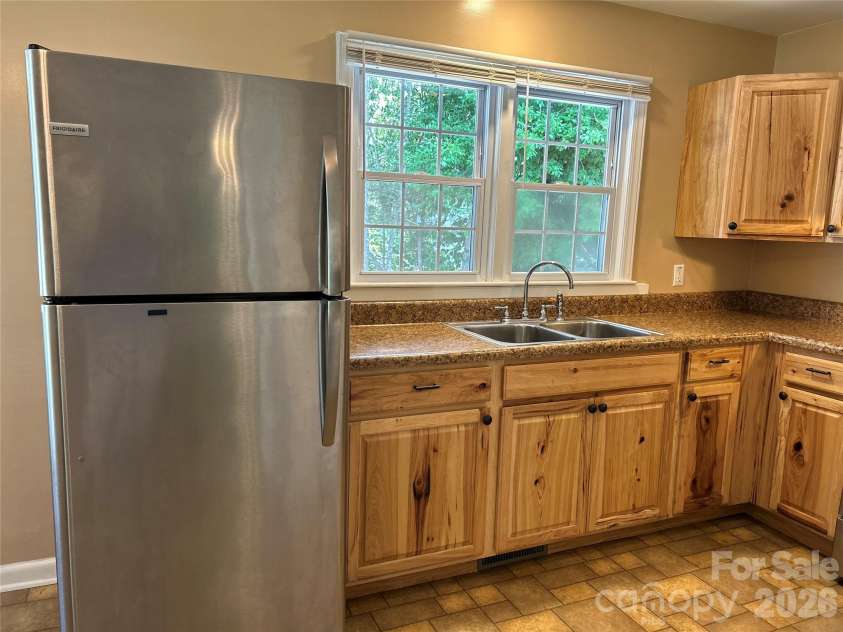 11 Mountain Road, Hendersonville, NC 28791.  MLS# CAR4400535, YatesRealty ID 37562. Kitchen