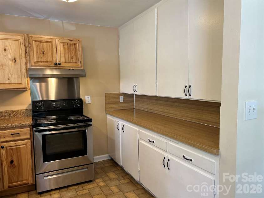 11 Mountain Road, Hendersonville, NC 28791.  MLS# CAR4400535, YatesRealty ID 37562. Kitchen