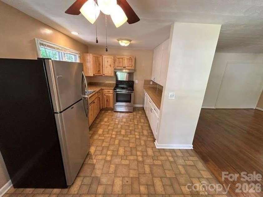 11 Mountain Road, Hendersonville, NC 28791.  MLS# CAR4400535, YatesRealty ID 37562. Kitchen/Living Room