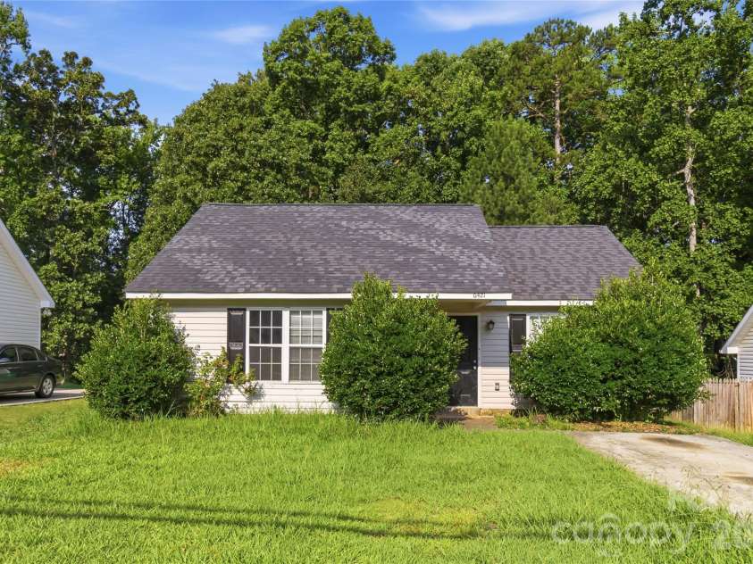 6421 Elgywood Lane, Charlotte, NC 28213.  MLS# CAR4402020, YatesRealty ID 37563. 