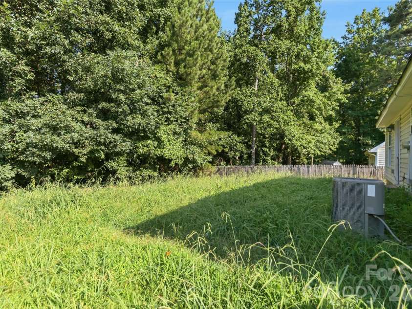 6421 Elgywood Lane, Charlotte, NC 28213.  MLS# CAR4402020, YatesRealty ID 37563. 