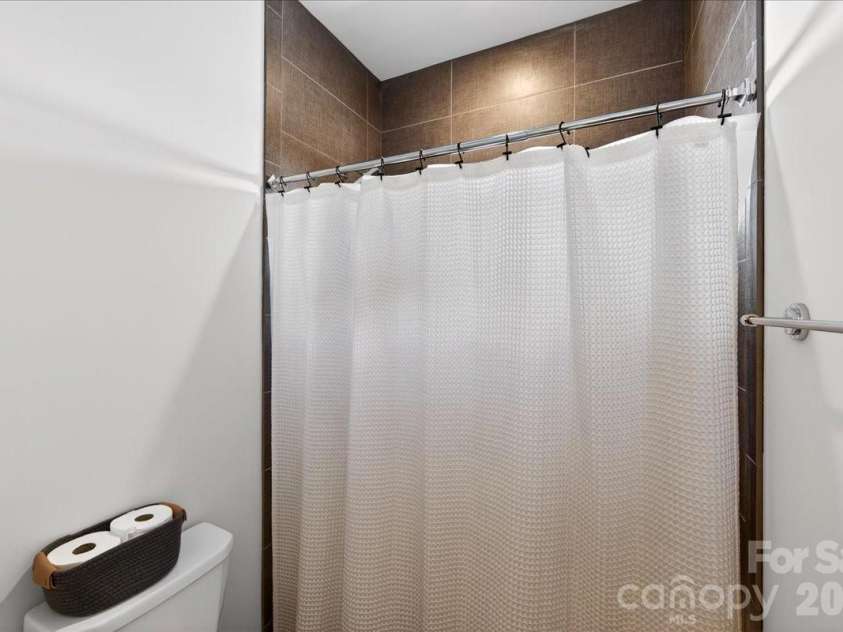 1310 Levy Way, Charlotte, NC 28205.  MLS# CAR4368279, YatesRealty ID 37568. Connecting Bathroom