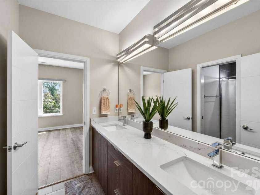 1310 Levy Way, Charlotte, NC 28205.  MLS# CAR4368279, YatesRealty ID 37568. Connecting Bathroom