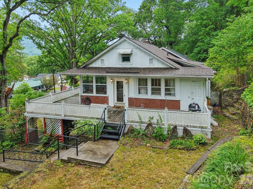1157 Main Street, Waynesville, NC 28786.  MLS# CAR4385307, YatesRealty ID 37569. 