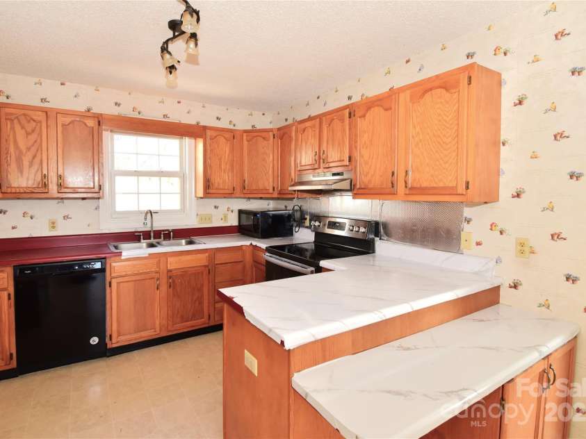 233 Ledbetter Road, Arden, NC 28704.  MLS# CAR4332702, YatesRealty ID 3757. 