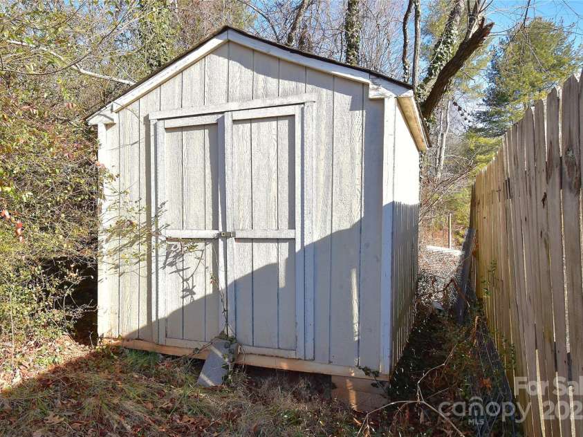 233 Ledbetter Road, Arden, NC 28704.  MLS# CAR4332702, YatesRealty ID 3757. 
