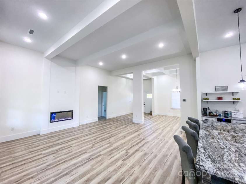 409 19th Avenue Circle, Hickory, NC 28601.  MLS# CAR4183805, YatesRealty ID 3757. 