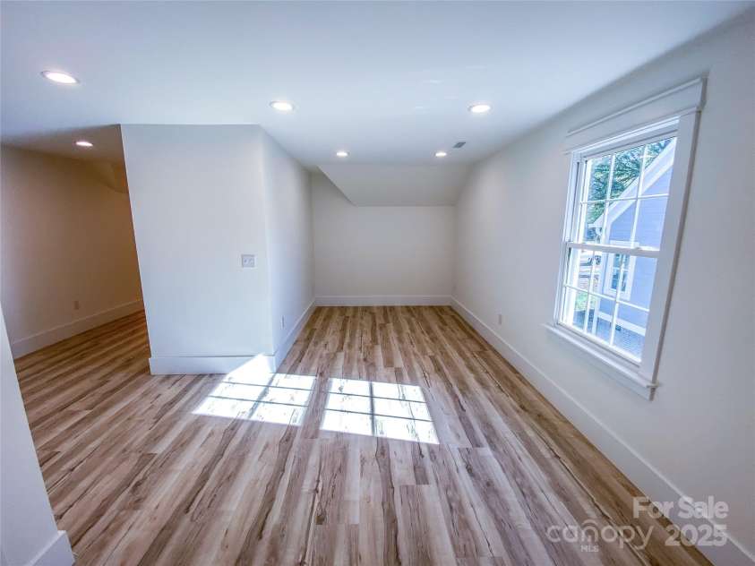 409 19th Avenue Circle, Hickory, NC 28601.  MLS# CAR4183805, YatesRealty ID 3757. 