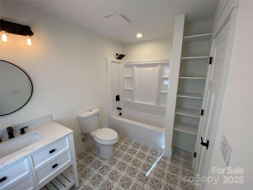 409 19th Avenue Circle, Hickory, NC 28601.  MLS# CAR4183805, YatesRealty ID 3757. 