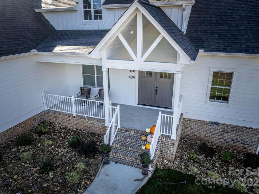 409 19th Avenue Circle, Hickory, NC 28601.  MLS# CAR4183805, YatesRealty ID 3757. 