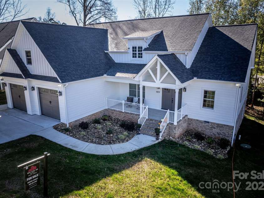 409 19th Avenue Circle, Hickory, NC 28601.  MLS# CAR4183805, YatesRealty ID 3757. 