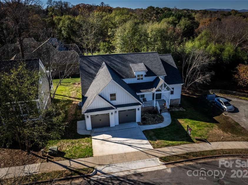 409 19th Avenue Circle, Hickory, NC 28601.  MLS# CAR4183805, YatesRealty ID 3757. 