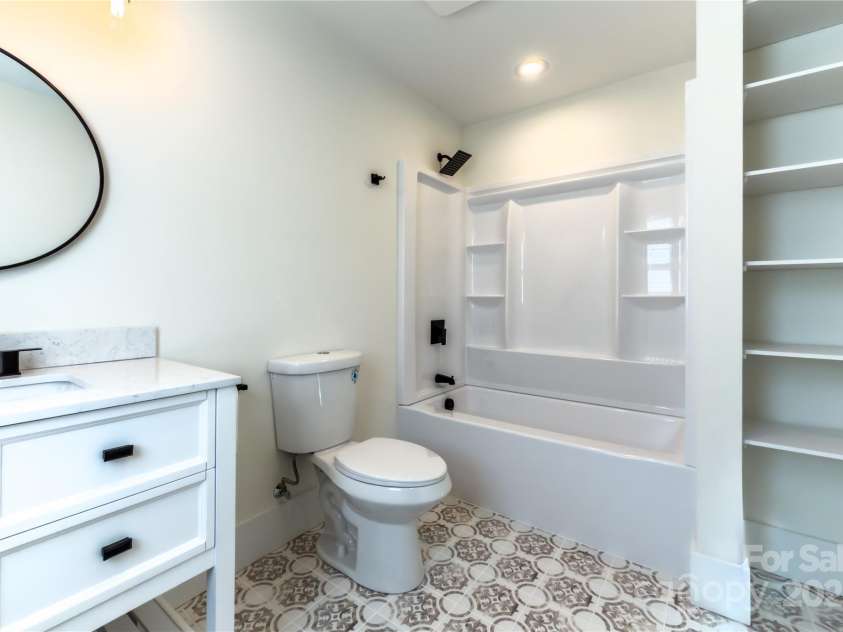 409 19th Avenue Circle, Hickory, NC 28601.  MLS# CAR4317879, YatesRealty ID 3757. 