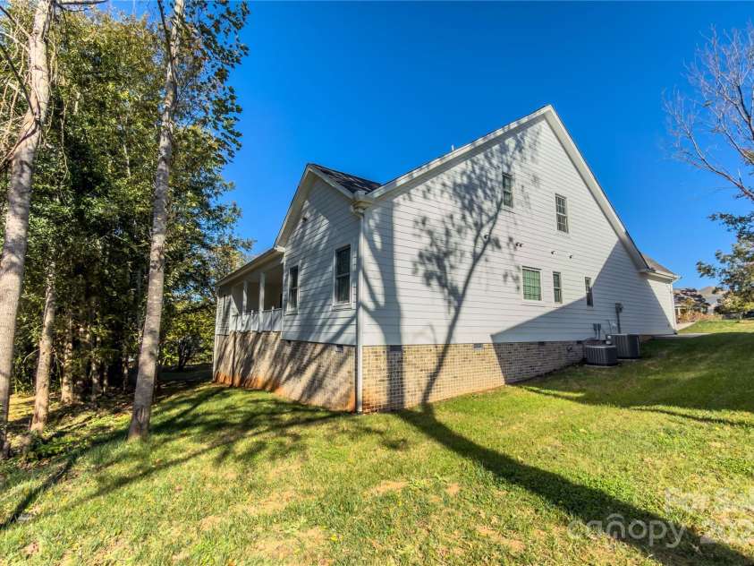 409 19th Avenue Circle, Hickory, NC 28601.  MLS# CAR4317879, YatesRealty ID 3757. 