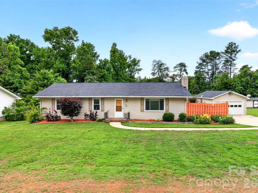 109 Woodruff Court, Moore, SC 29369.  MLS# CAR4388403, YatesRealty ID 37570. 