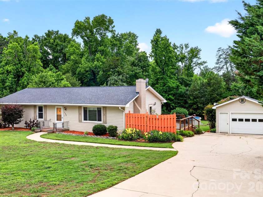 109 Woodruff Court, Moore, SC 29369.  MLS# CAR4388403, YatesRealty ID 37570. 