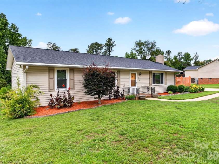 109 Woodruff Court, Moore, SC 29369.  MLS# CAR4388403, YatesRealty ID 37570. 