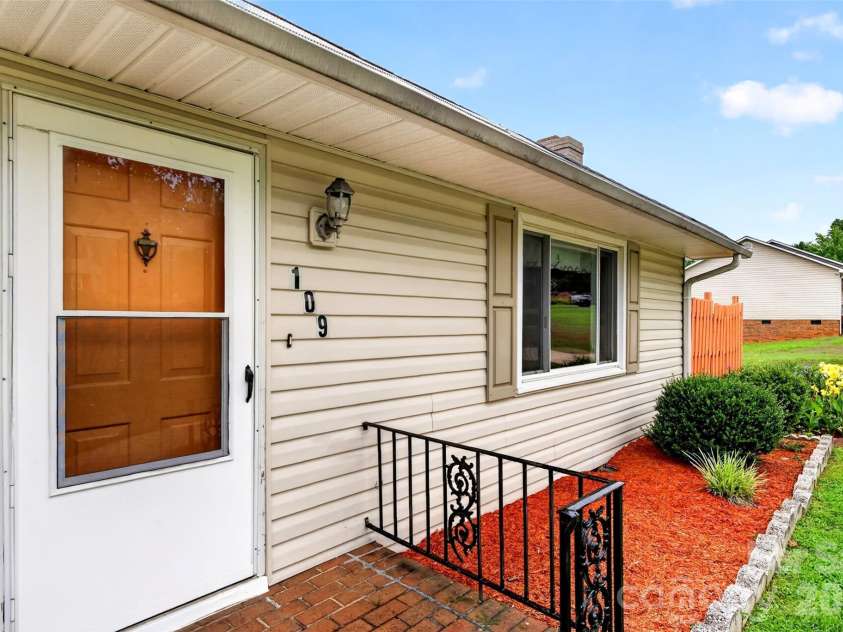 109 Woodruff Court, Moore, SC 29369.  MLS# CAR4388403, YatesRealty ID 37570. 