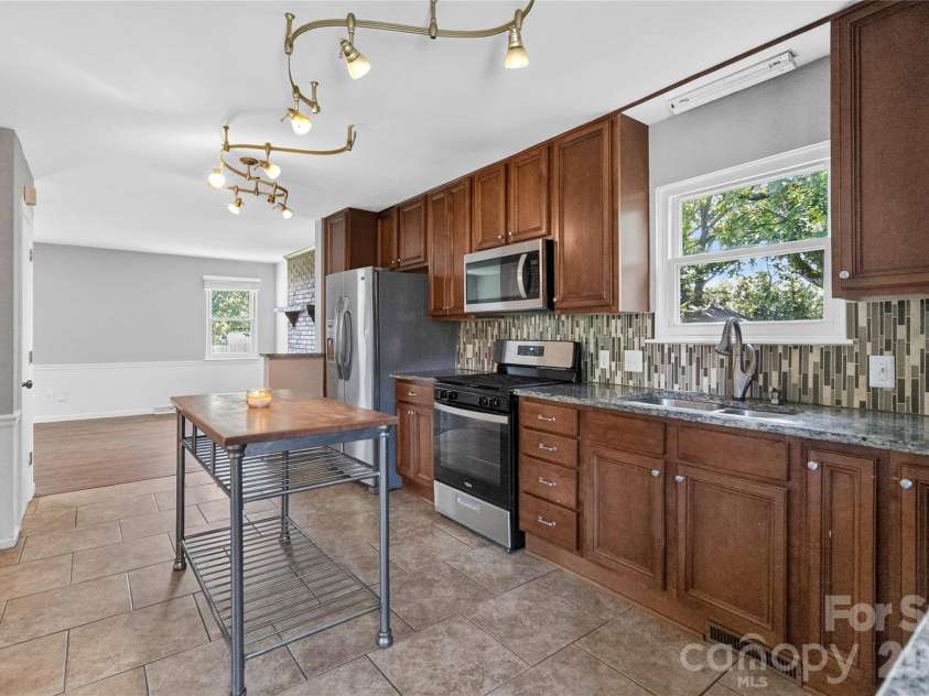 11117 Kingfisher Drive, Charlotte, NC 28226.  MLS# CAR4397295, YatesRealty ID 37573. 
