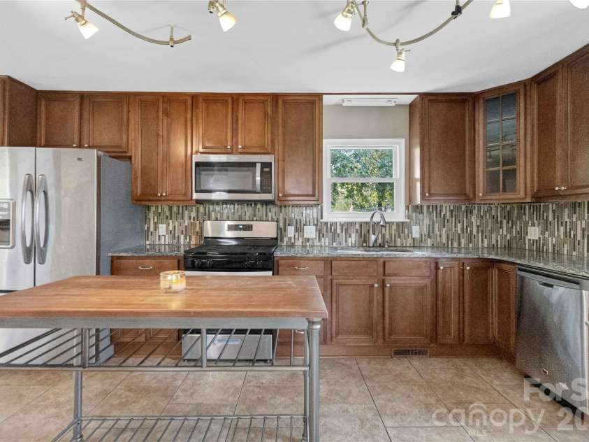 11117 Kingfisher Drive, Charlotte, NC 28226.  MLS# CAR4397295, YatesRealty ID 37573. 