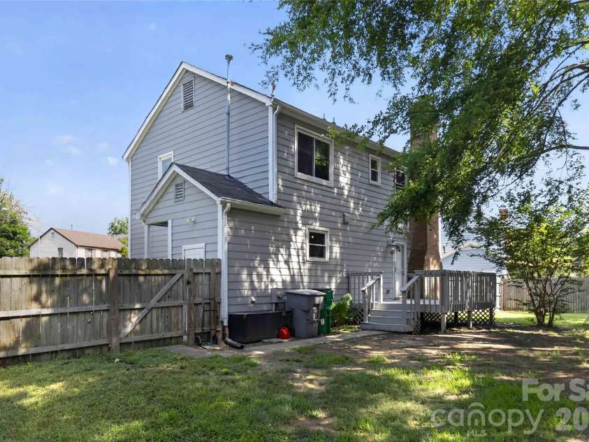 11117 Kingfisher Drive, Charlotte, NC 28226.  MLS# CAR4397295, YatesRealty ID 37573. 