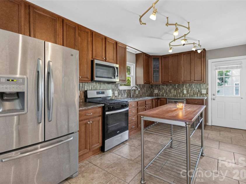 11117 Kingfisher Drive, Charlotte, NC 28226.  MLS# CAR4397295, YatesRealty ID 37573. Gorgeous updated kitchen!