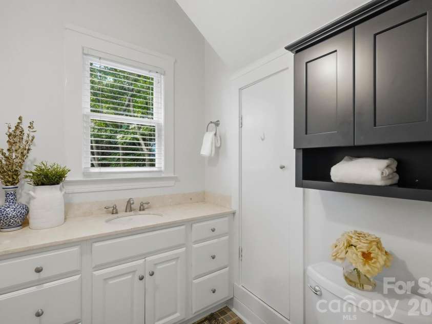 2009 Victorian Place, Charlotte, NC 28203.  MLS# CAR4395877, YatesRealty ID 37577. 