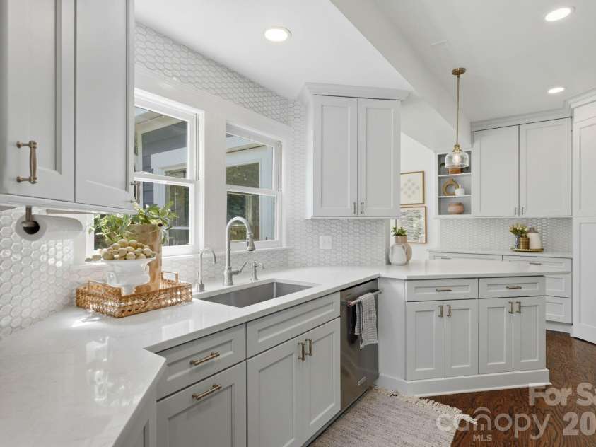 2009 Victorian Place, Charlotte, NC 28203.  MLS# CAR4395877, YatesRealty ID 37577. 