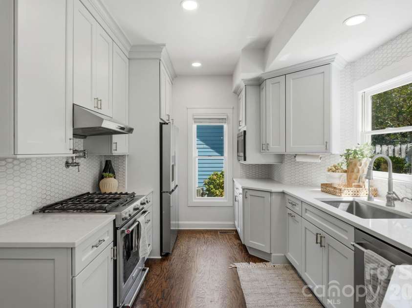 2009 Victorian Place, Charlotte, NC 28203.  MLS# CAR4395877, YatesRealty ID 37577. 
